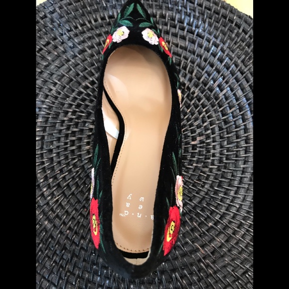 NEW BLACK FLORAL ‘a new day’ Sz8 HEELS - Picture 3 of 7